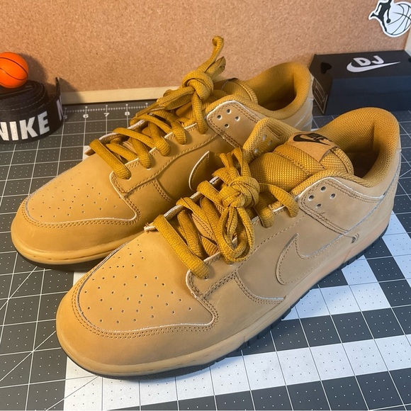 Nike dunk retro
 *wheat gum
brand new
NWOT - Picture 9 of 13